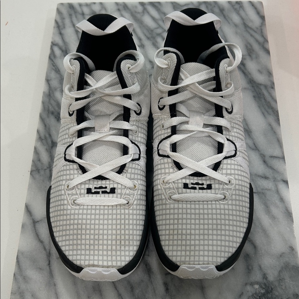 Nike Witness VII basketball sneaker